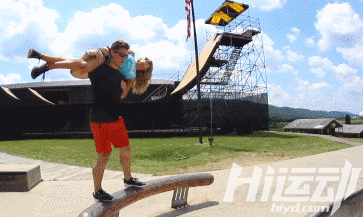 如果有女友，早就開始健身了！10個最虐狗的情侶動作