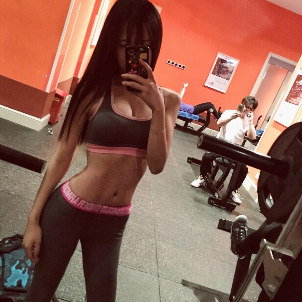 95后嫩模健身照 緊身衣褲超火辣