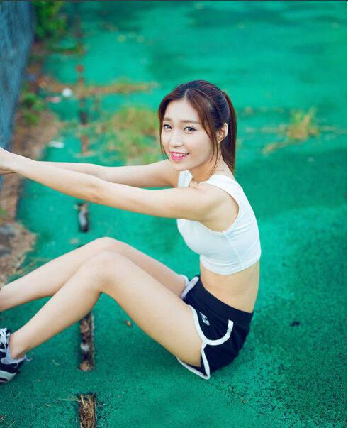 學生妹跑步寫真 清純裝扮活力滿滿