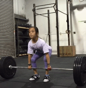 這個11歲蘿莉讓很多人汗顏！硬拉深蹲樣樣精通