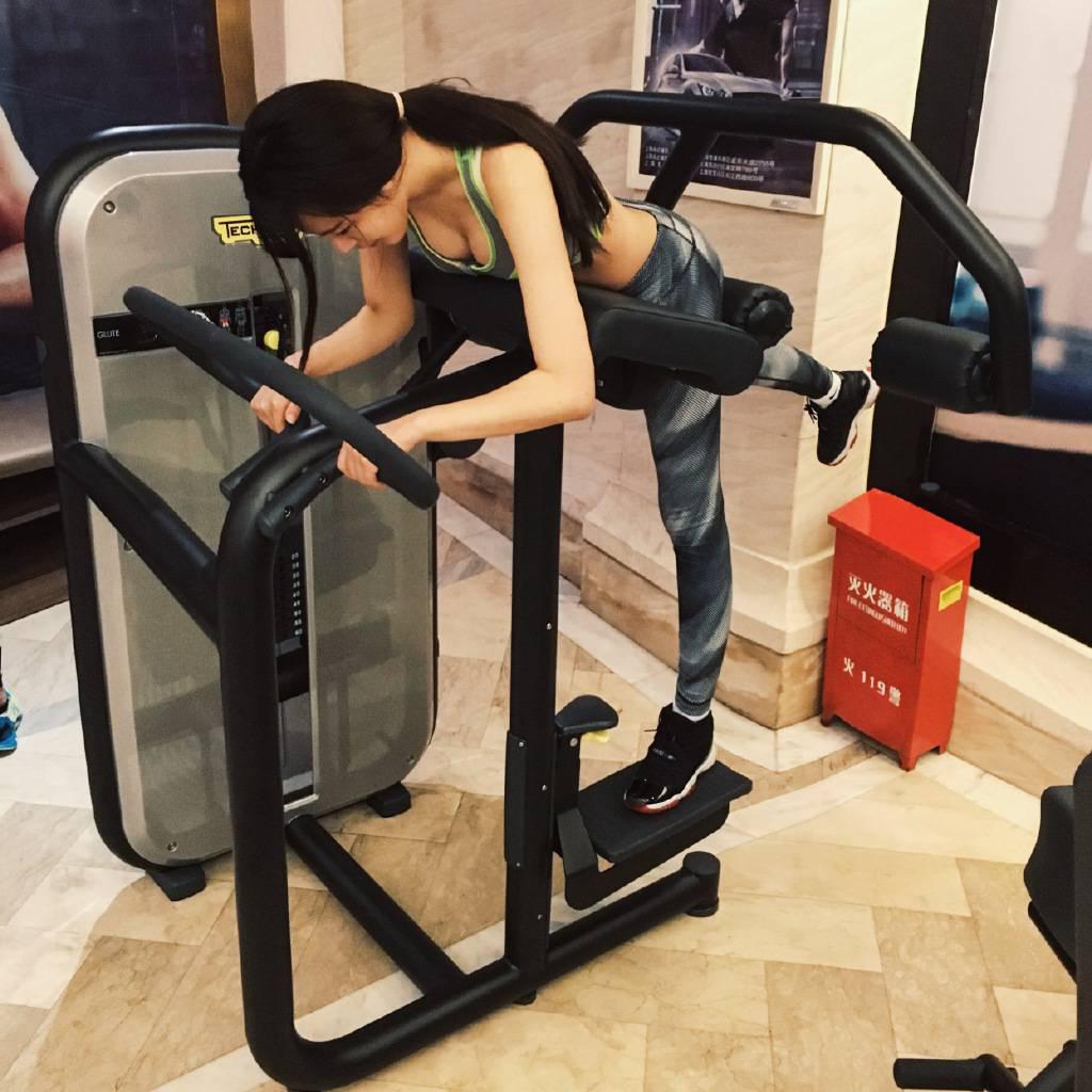 95后嫩模健身照 緊身衣褲超火辣