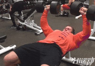 曾經是個菜鳥，直到他姐夫出現！小伙練成了少有的真空腹