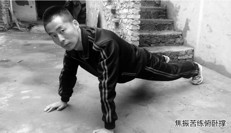 全球俯臥撐最牛的中國小伙 堅持8年變肌肉男