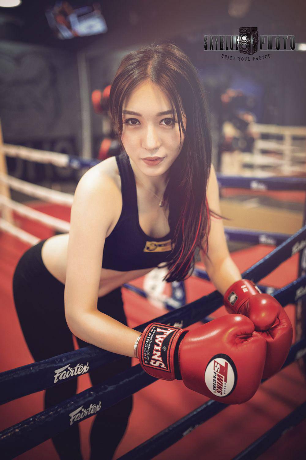 陰陽對比 健身房里的美女和格斗冠軍