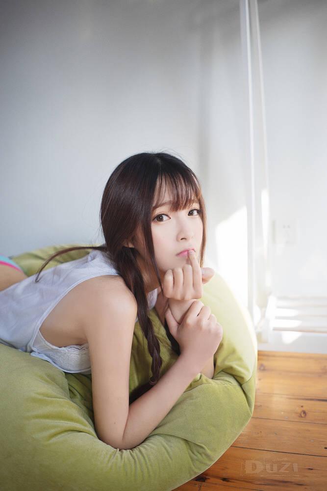 95后嫩模健身照 緊身衣褲超火辣