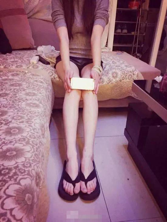 美女真會(huì)玩 曬i6腿的話題又火了