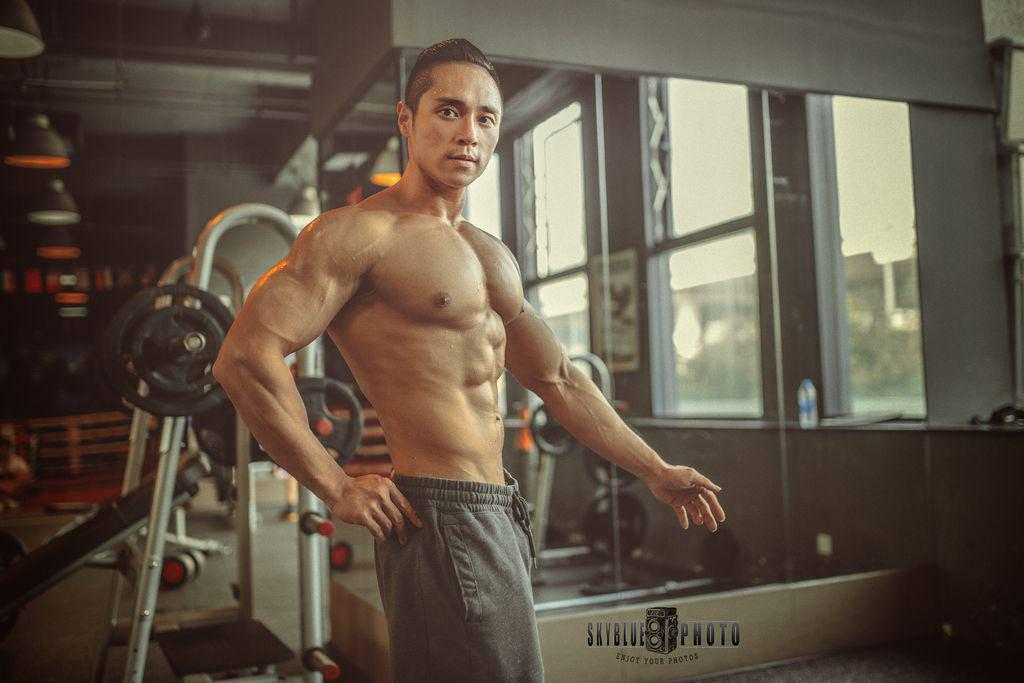 陰陽對比 健身房里的美女和格斗冠軍