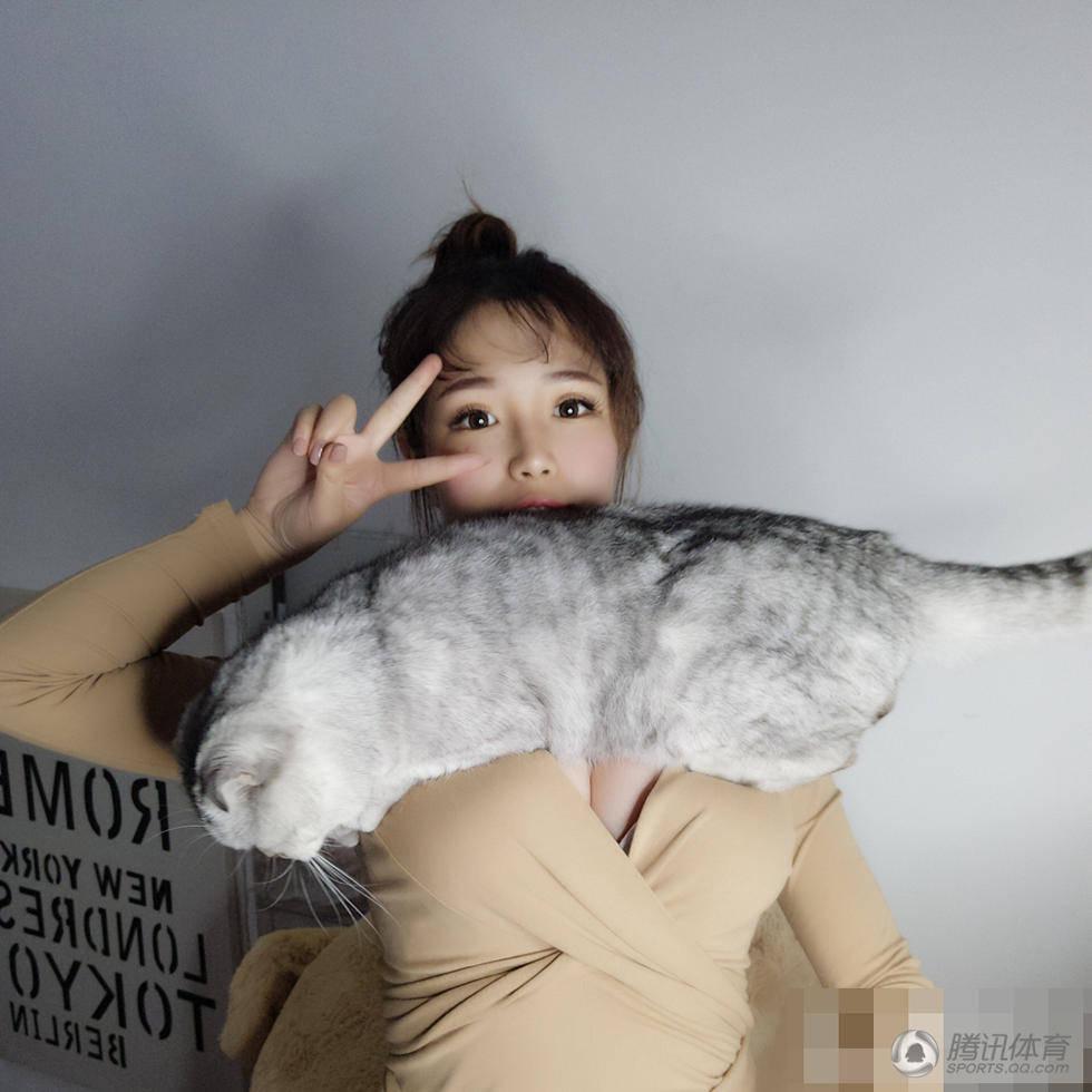 嫩模清涼出鏡寫真 展示絕技胸口托貓