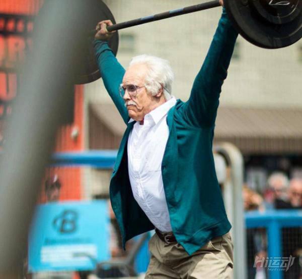 國外大爺挑戰街頭健身小伙！這么強壯活該他裝逼成功