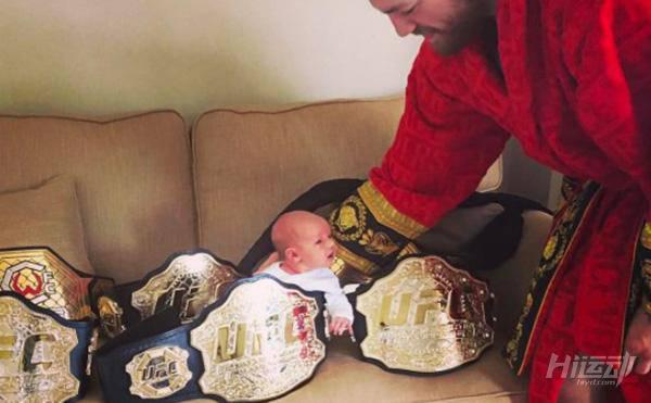 一個(gè)修理工靠女友養(yǎng)活幾年：苦練拳擊，冠軍金腰帶拿到手軟