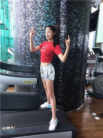 張雨綺再曬健身照 秀長腿和細腰