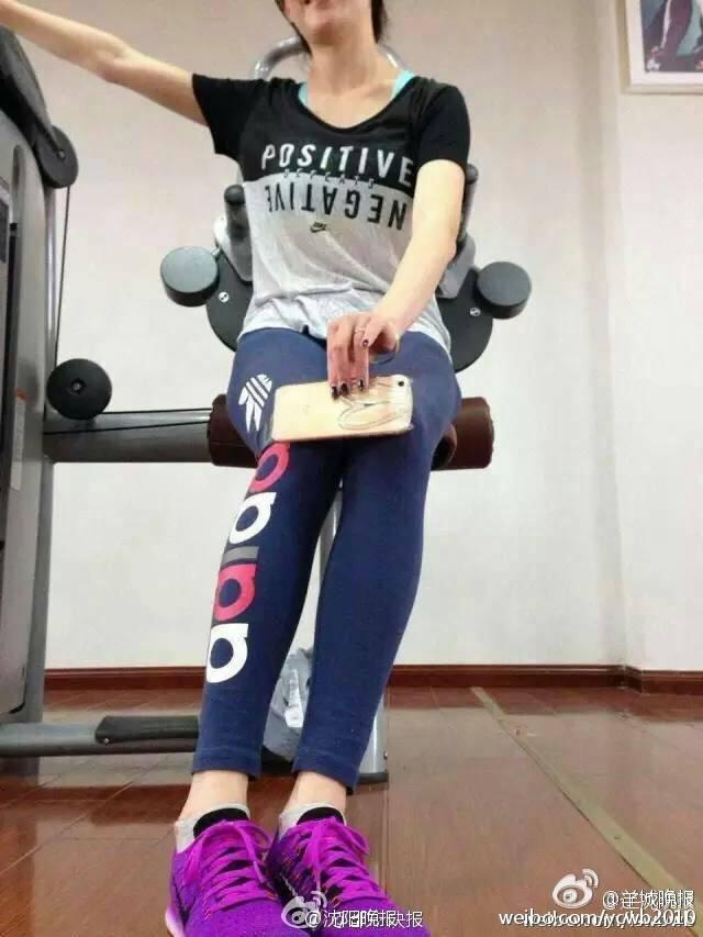 美女真會(huì)玩 曬i6腿的話題又火了