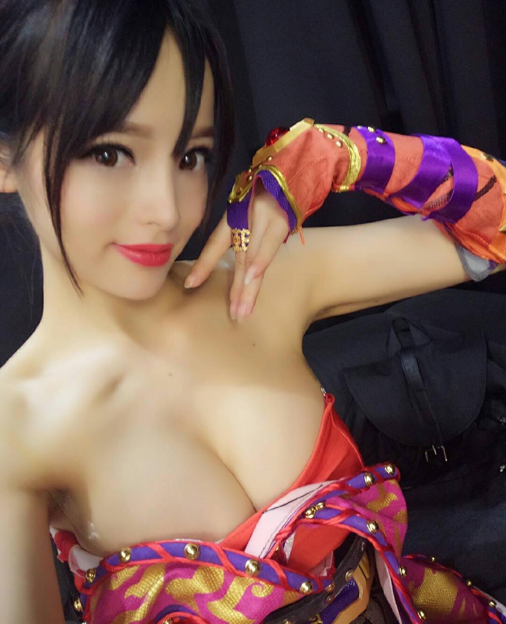 胸大也尷尬 足球寶貝曬私照打馬賽克