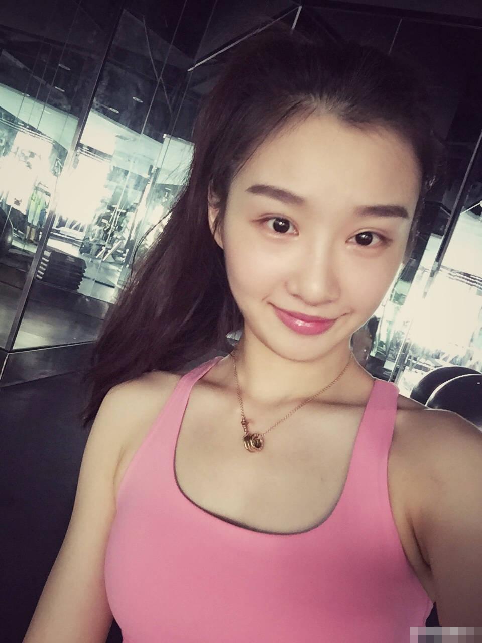 美女緊身衣出鏡 香汗淋漓長腿逆天