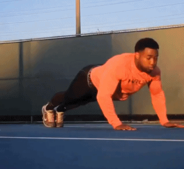 肌肉男的花式俯臥撐 你能挑戰幾個？