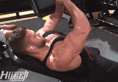 曾經是個菜鳥，直到他姐夫出現！小伙練成了少有的真空腹