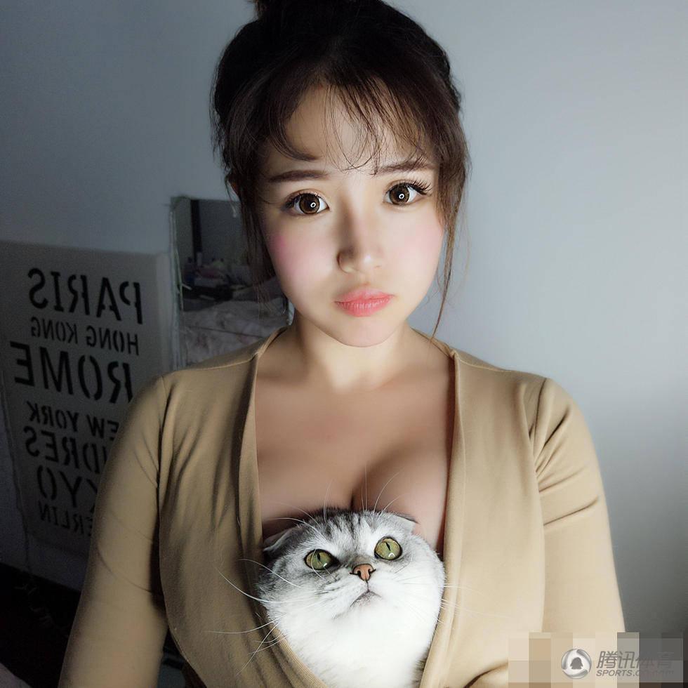 嫩模清涼出鏡寫真 展示絕技胸口托貓