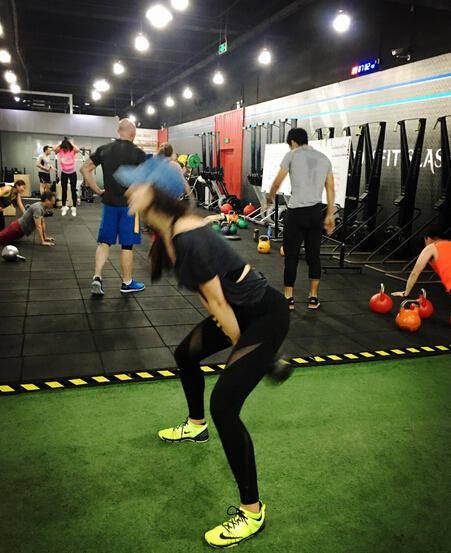 周韋彤健身 穿露肩緊身衣顯翹臀長腿