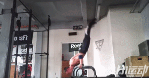 不用器械4年徒手健身！小伙從瘦“鵪鶉”到“肌霸”完美蛻變！