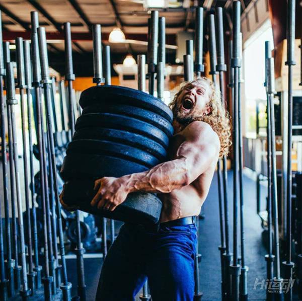 滿腦子都是騷操作！健身界的一股泥石流