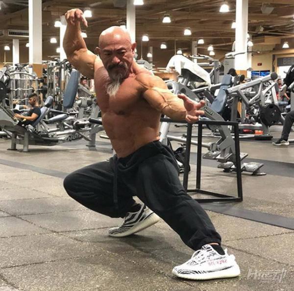 50多歲老頭迷戀“七龍珠”，瘋狂健身練成真實(shí)版龜仙人