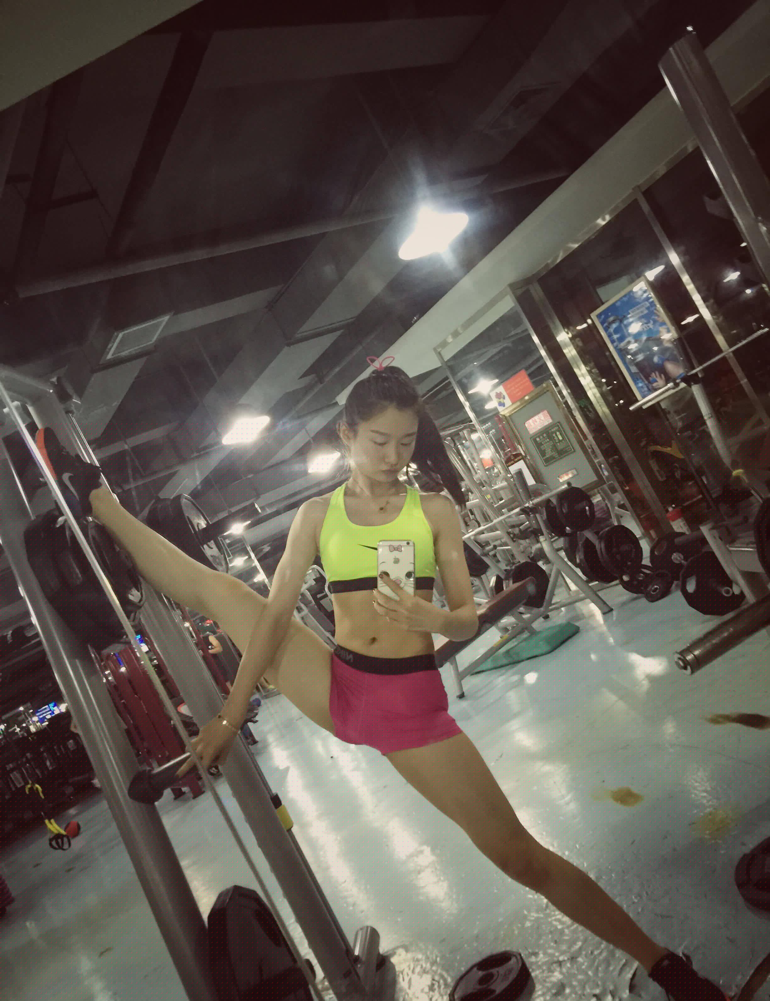 美女緊身衣出鏡 香汗淋漓長腿逆天