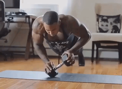 肌肉男的花式俯臥撐 你能挑戰幾個？