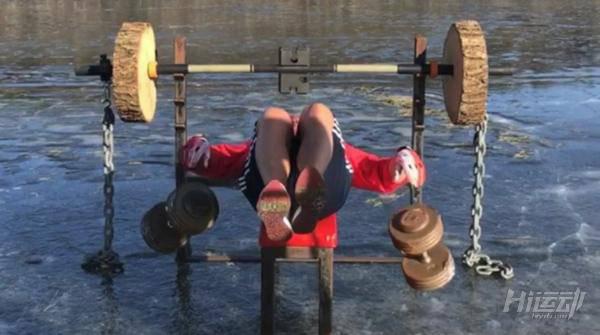 健身器械自己造：廢銅爛鐵加冰塊，冬季健身燥起來！