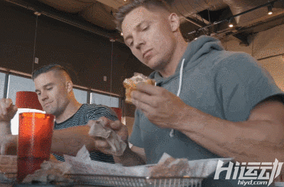 一天攝入10000千卡熱量會怎樣？健美運動員飲食極限挑戰