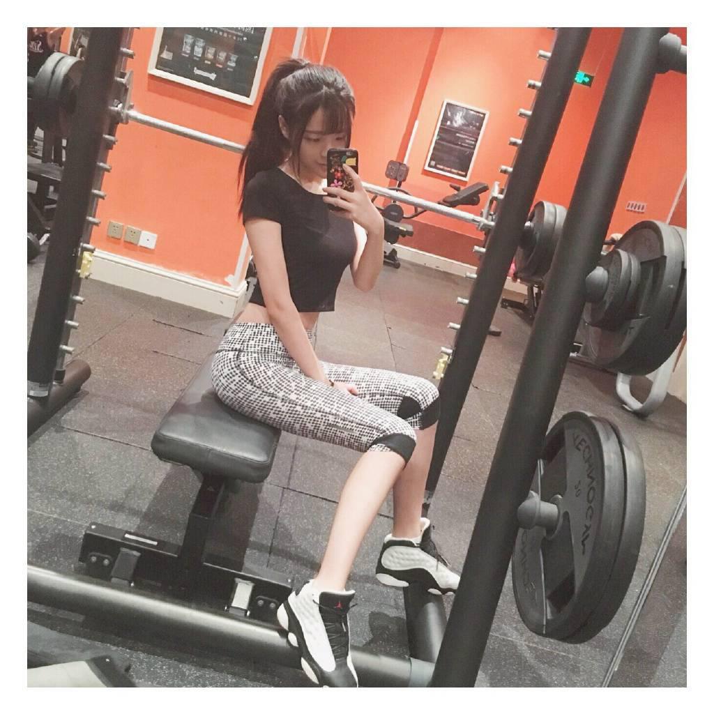 95后嫩模健身照 緊身衣褲超火辣