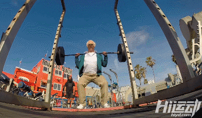 國外大爺挑戰街頭健身小伙！這么強壯活該他裝逼成功