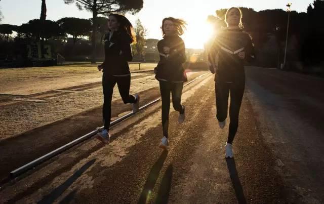 65歲的爺爺脫衣之后 你還有理由不練嗎 65歲的爺爺脫衣之后 你還有理由不練嗎