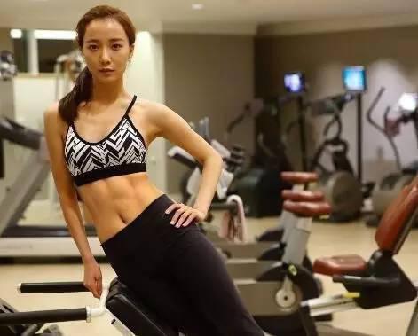 那些在健身房里揮汗如雨的女明星們