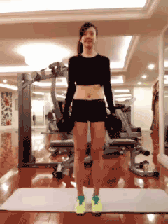 健身美女周韋彤帶你練習瘦腿運動