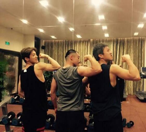 鹿晗出道這四年的肌肉成長史