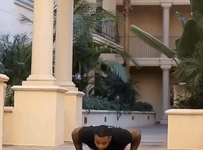 肌肉男的花式俯臥撐 你能挑戰幾個？