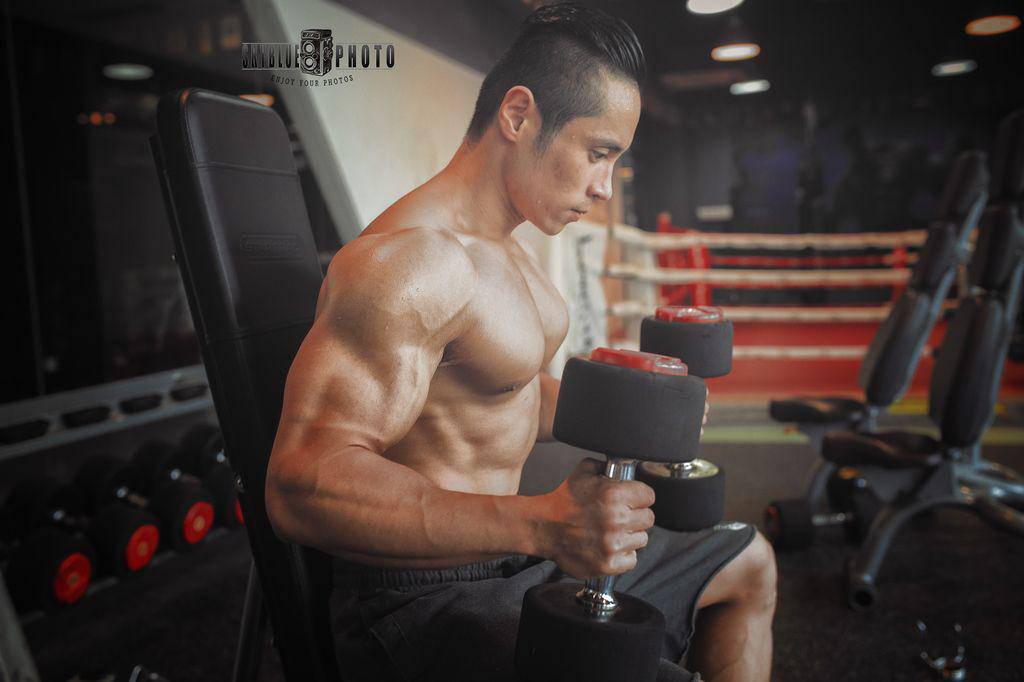 陰陽對比 健身房里的美女和格斗冠軍