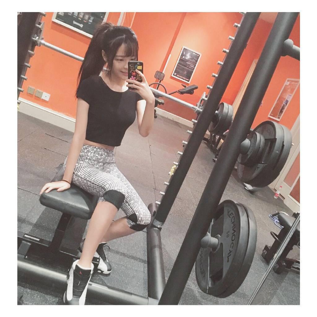95后嫩模健身照 緊身衣褲超火辣