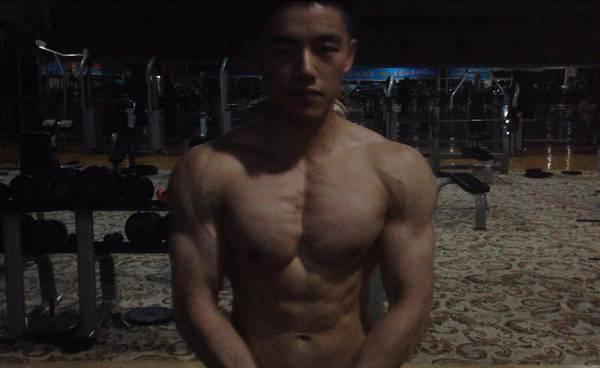 80斤瘦弱男生鍛煉變男神的增肌故事