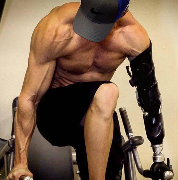 身殘志堅 天生獨臂卻練成肌肉男神