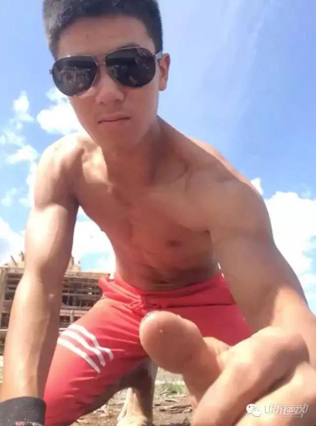 看搬磚小哥如何在工地健身 大寫的牛！