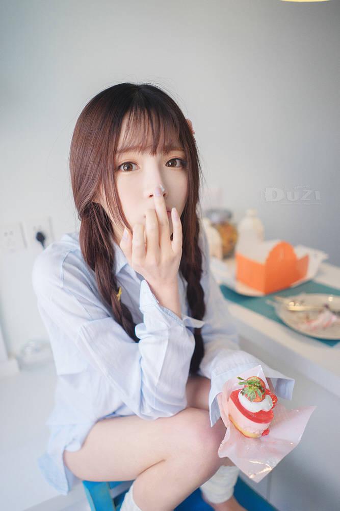 95后嫩模健身照 緊身衣褲超火辣