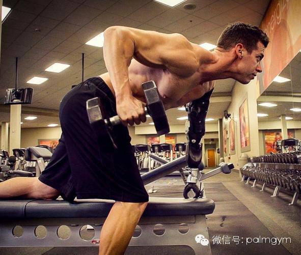 身殘志堅 天生獨臂卻練成肌肉男神