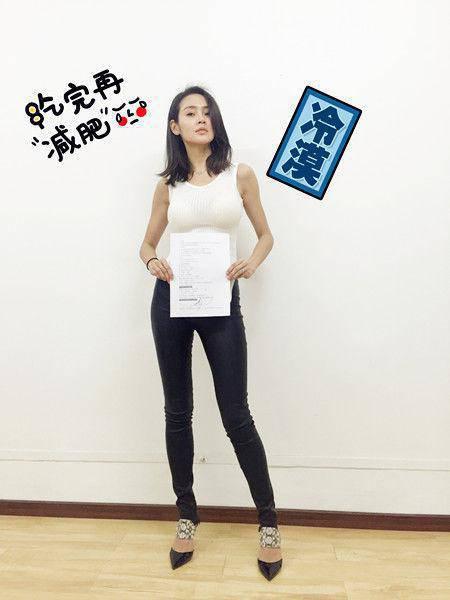 于明加曬出A4紙 好身材一覽無余