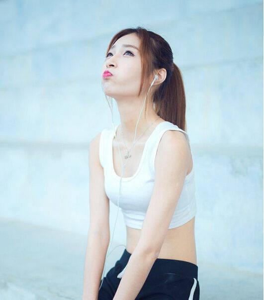 學生妹跑步寫真 清純裝扮活力滿滿