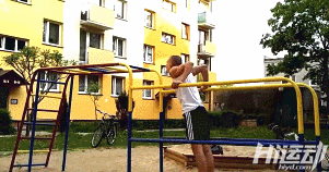 不用器械4年徒手健身！小伙從瘦“鵪鶉”到“肌霸”完美蛻變！