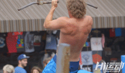 國外大爺挑戰街頭健身小伙！這么強壯活該他裝逼成功