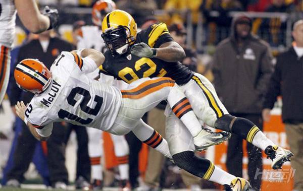 橄欖球運動為什么會經(jīng)常腦震蕩？看完球員訓練！這跟撞車沒區(qū)別