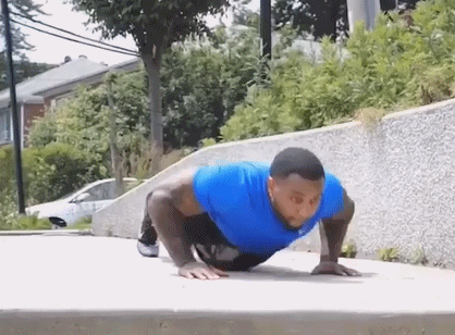 肌肉男的花式俯臥撐 你能挑戰幾個？