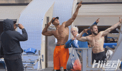 國外大爺挑戰街頭健身小伙！這么強壯活該他裝逼成功